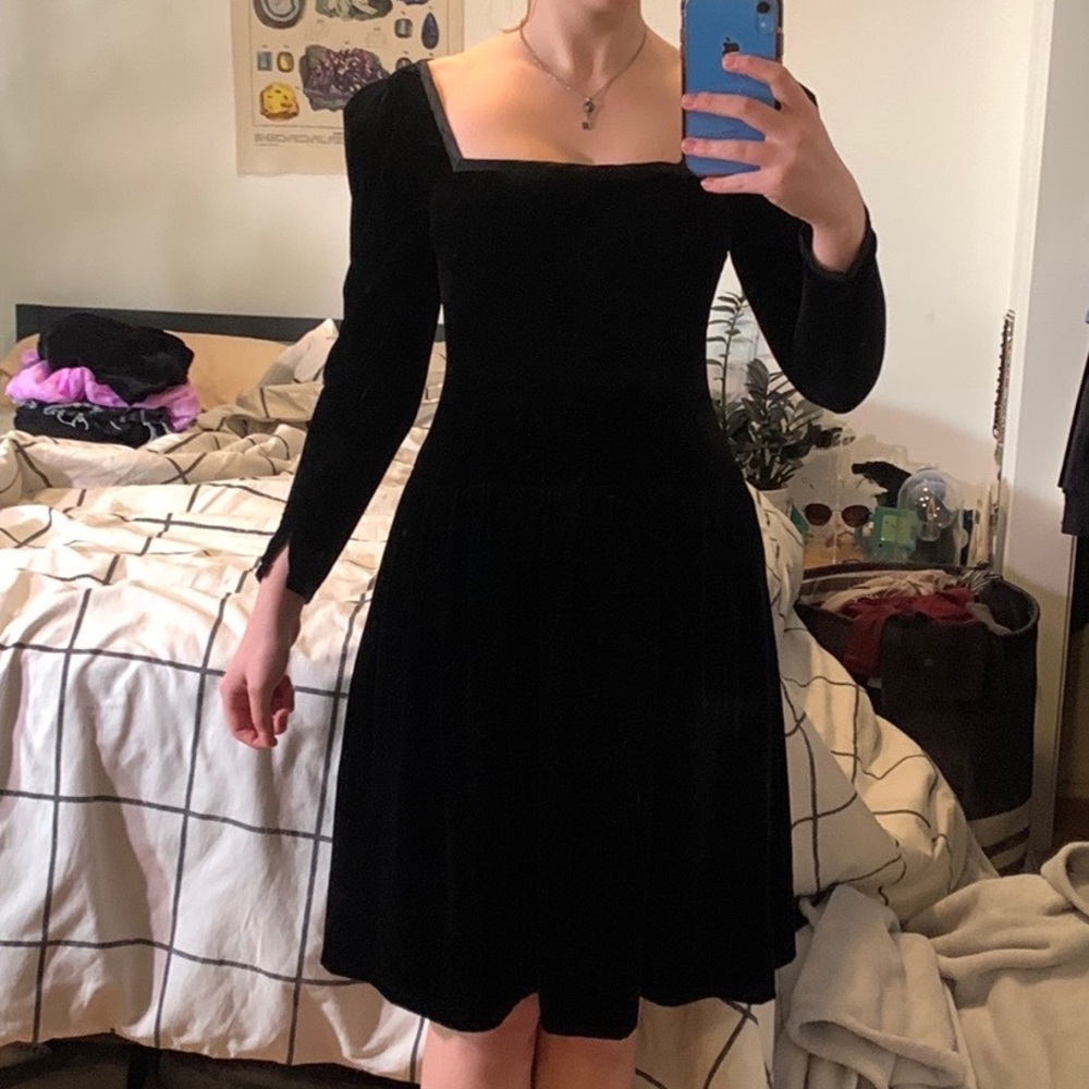 Black velvet gothic 70s Victorian square neck puff sleeve A-line midi dress - Picture 6 of 7